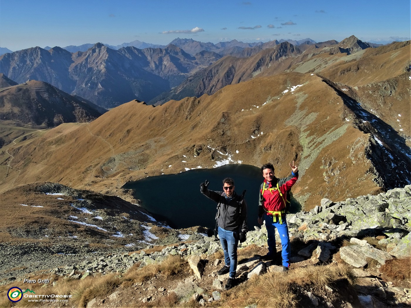 04 Andrea e Luca , mentre io salgo dal Lago Moro, scendono dal Corno Stella per rientrare in quel di Crema.JPG
